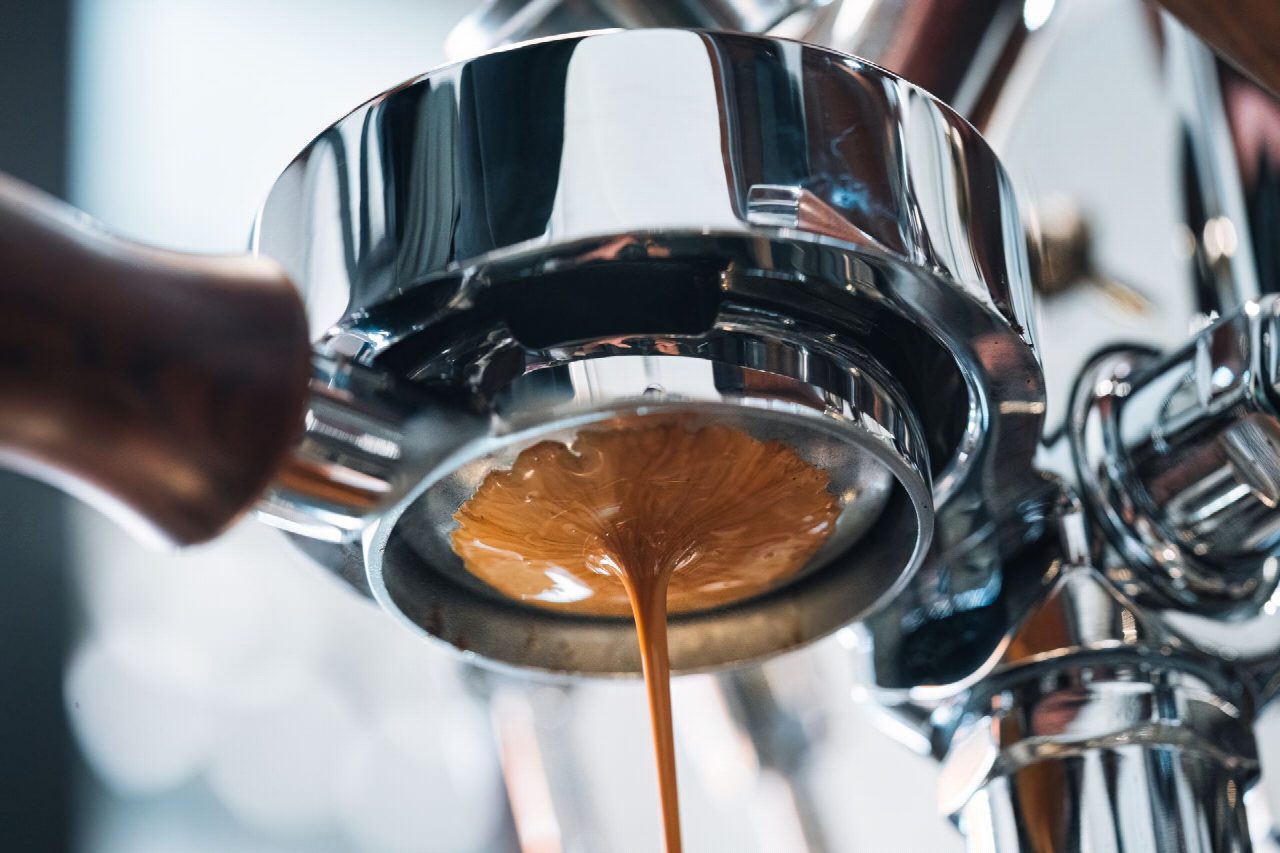 Frischer Espresso läuft aus der Kaffeemaschine