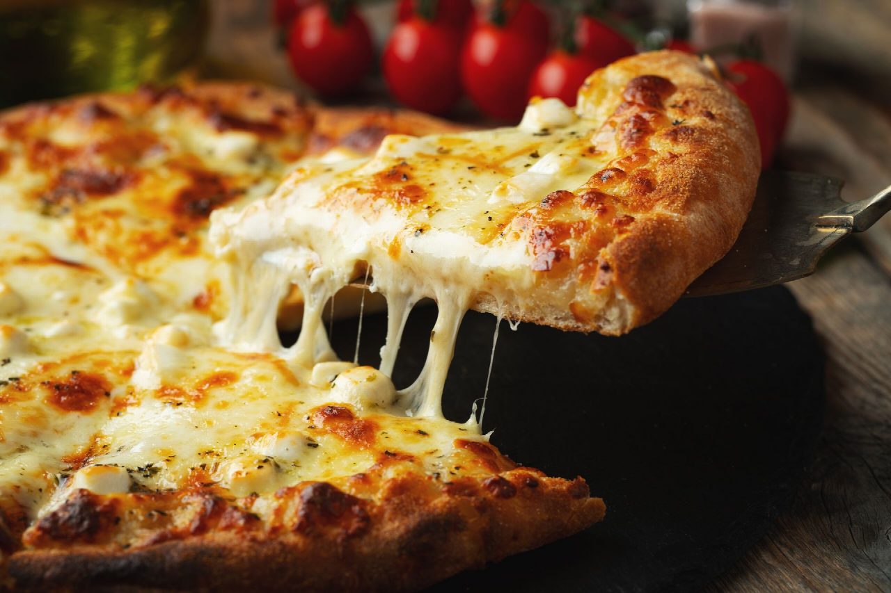 Frisch gebackene Pizza mit geschmolzenem Käse