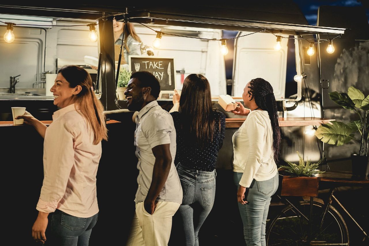 Personen bestellen an einem Food-Truck