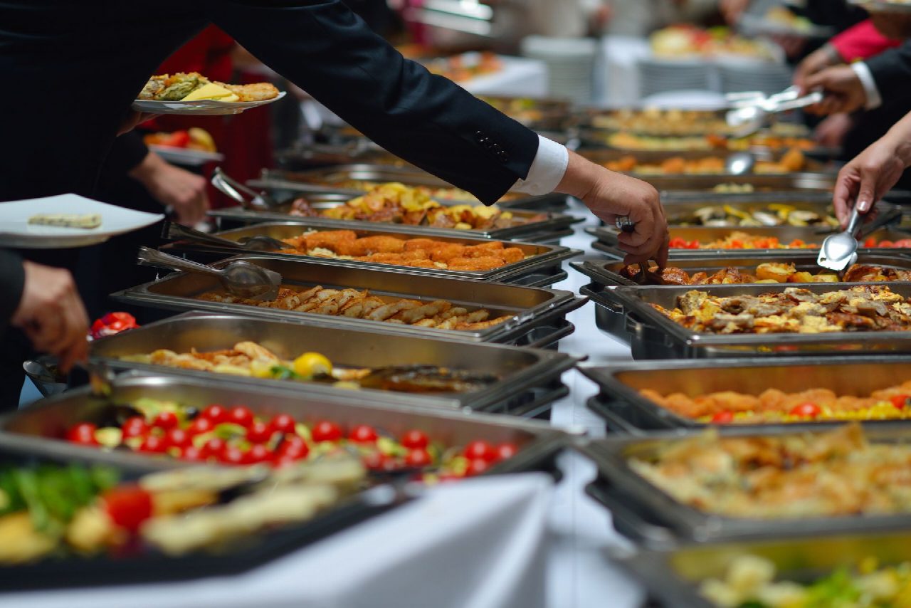 Gäste an einem festlich angerichteten Catering-Buffet