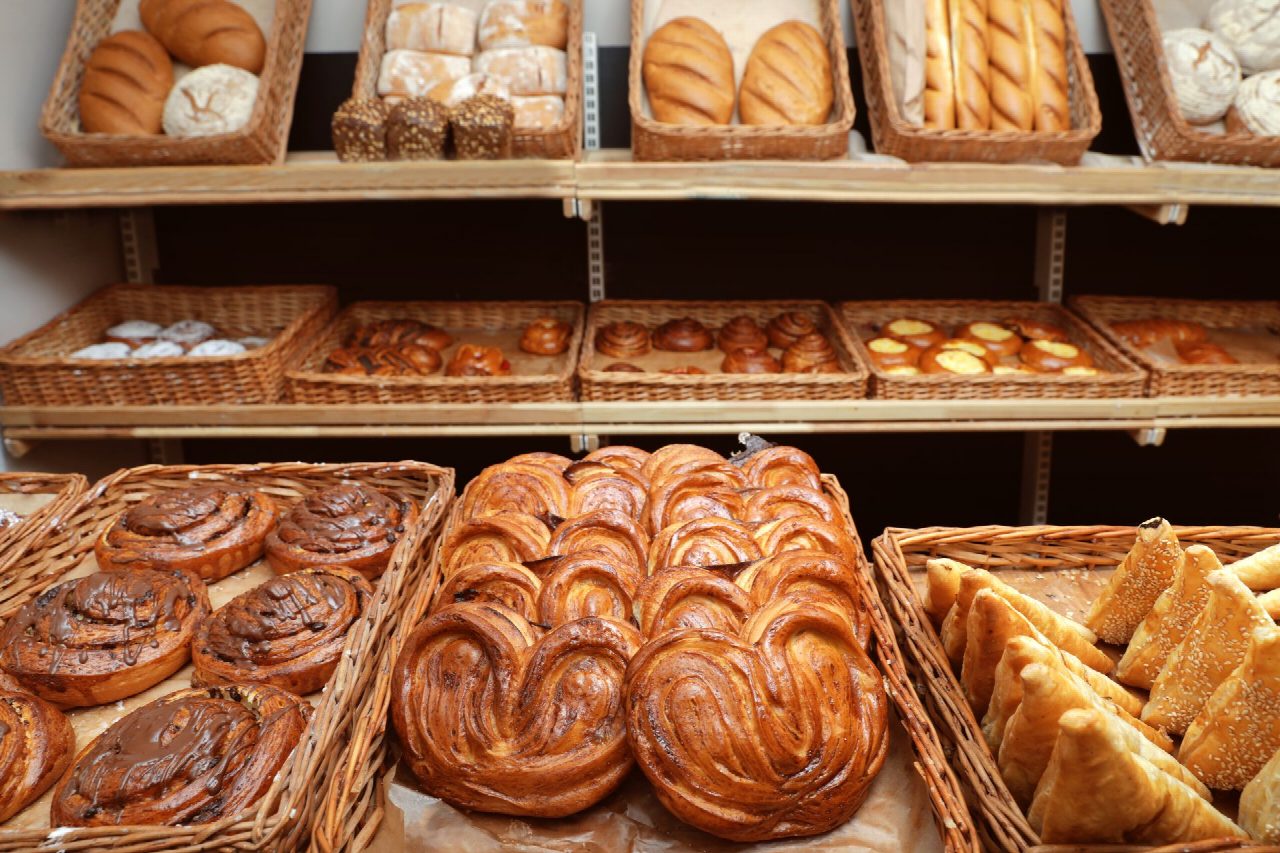 Frische Backwaren in einer Bäckerei-Auslage
